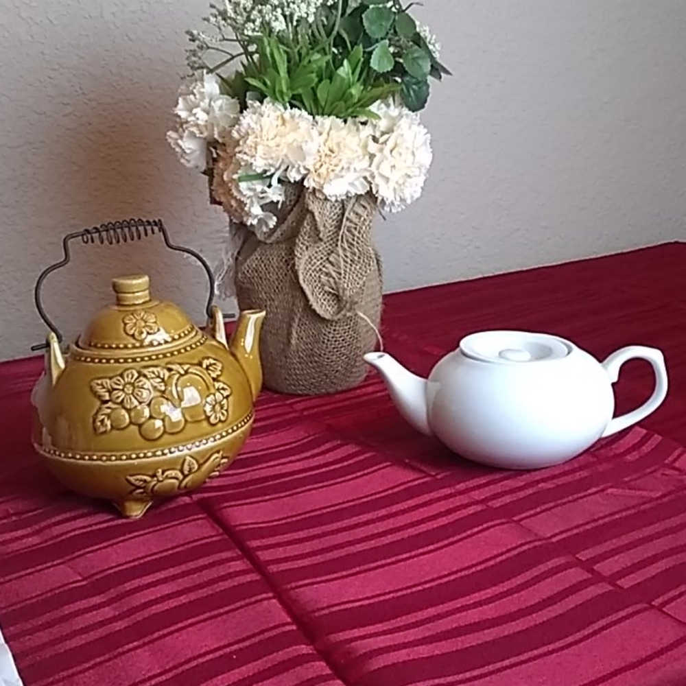 1 tea kettle and 1 teappt